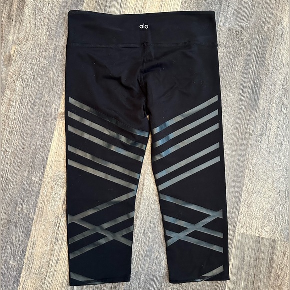 Women’s Alo Cropped Leggings - Picture 2 of 2